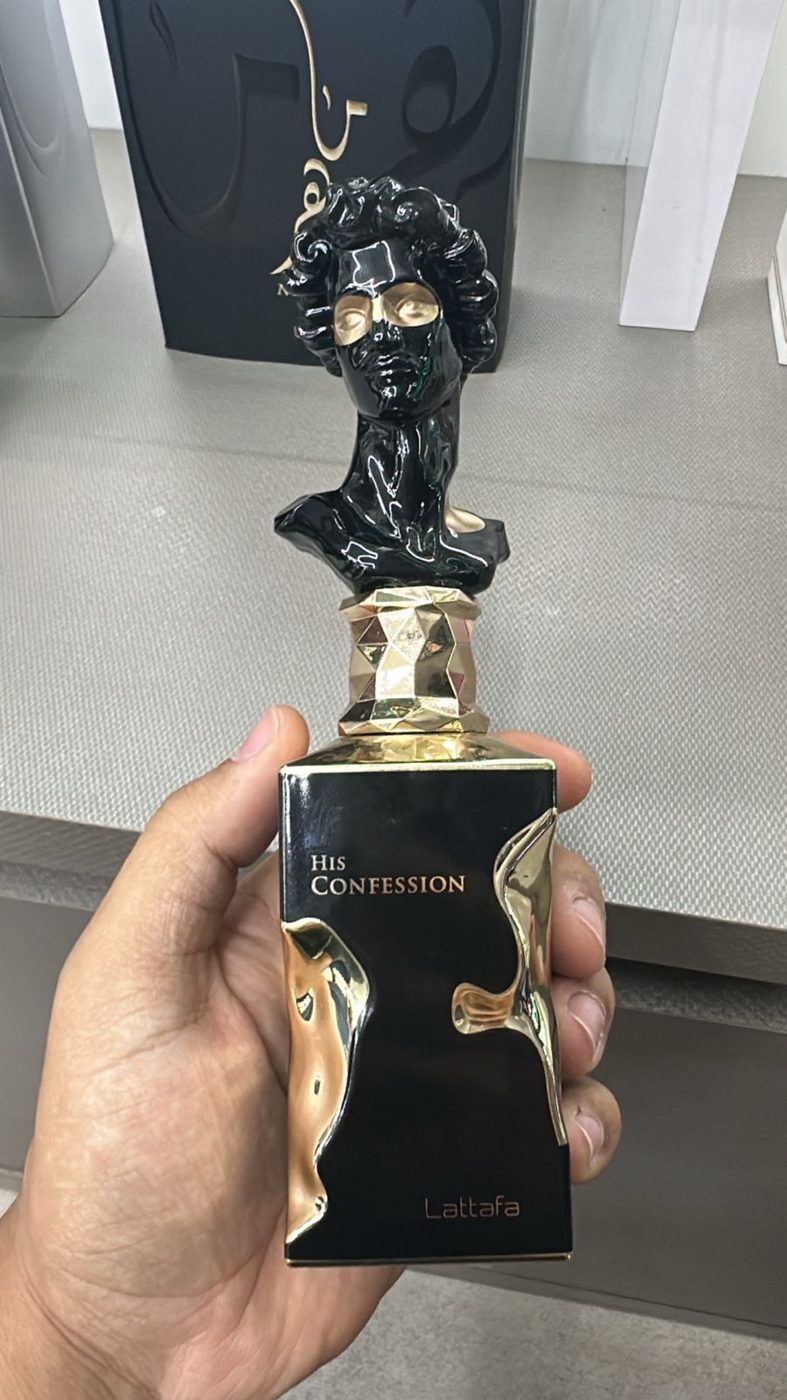 Perfume árabe Jasoor em frasco dourado na vitrine