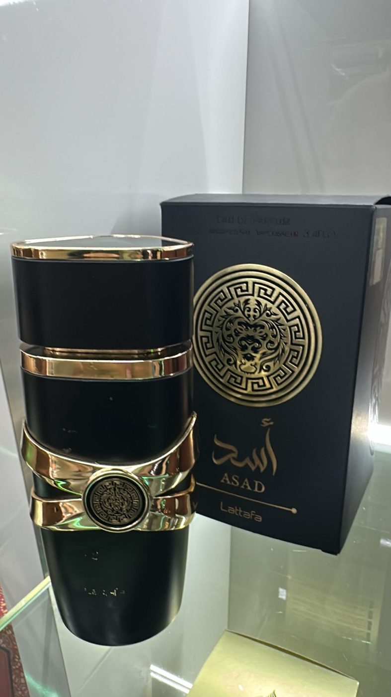 Perfume árabe Asad com caixa vinho e frasco preto e dourado