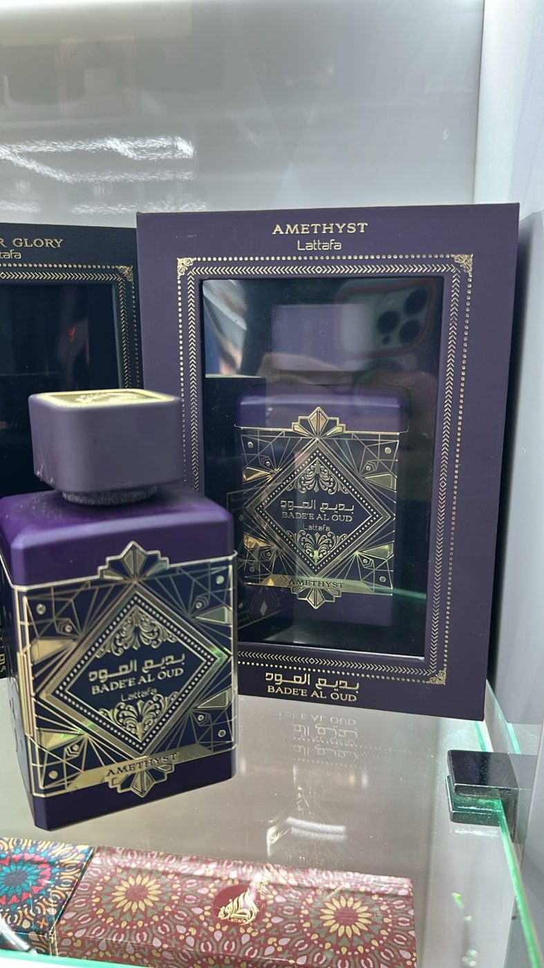 Perfume árabe Oud for Glory em frasco escuro com caixa ilustrada