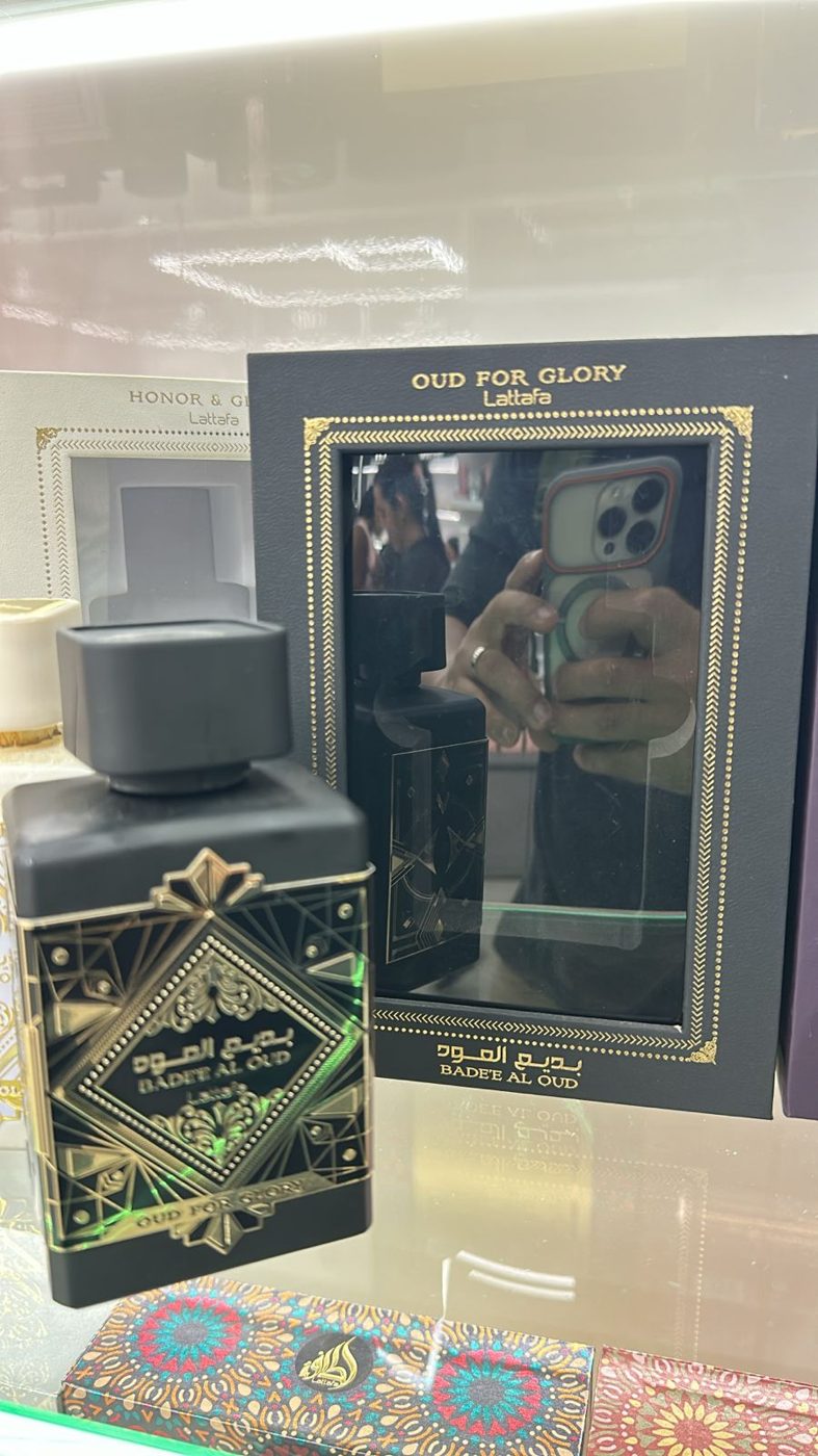 Perfume árabe Sublime em frasco vermelho com detalhes dourados
