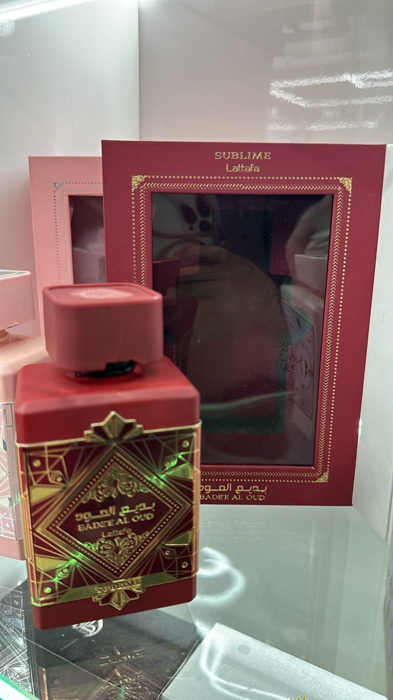 Perfume árabe feminino em frasco rosa com detalhes dourados