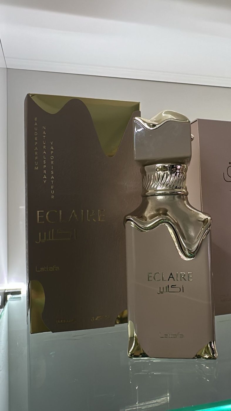 Perfume árabe em frasco vinho com coroa dourada na tampa