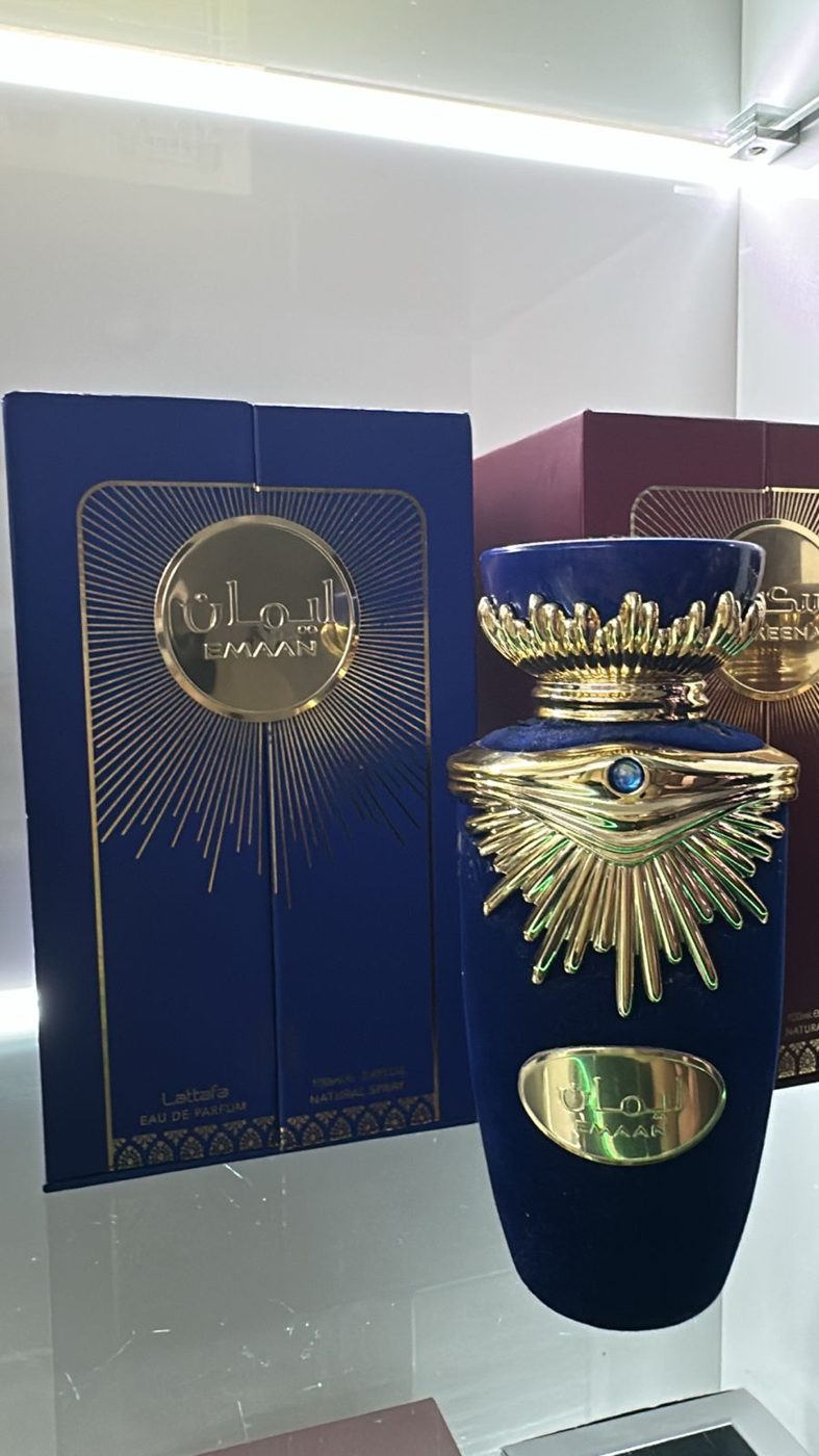 Perfume árabe em frasco dourado com medalhão trabalhado e arte árabe ao fundo
