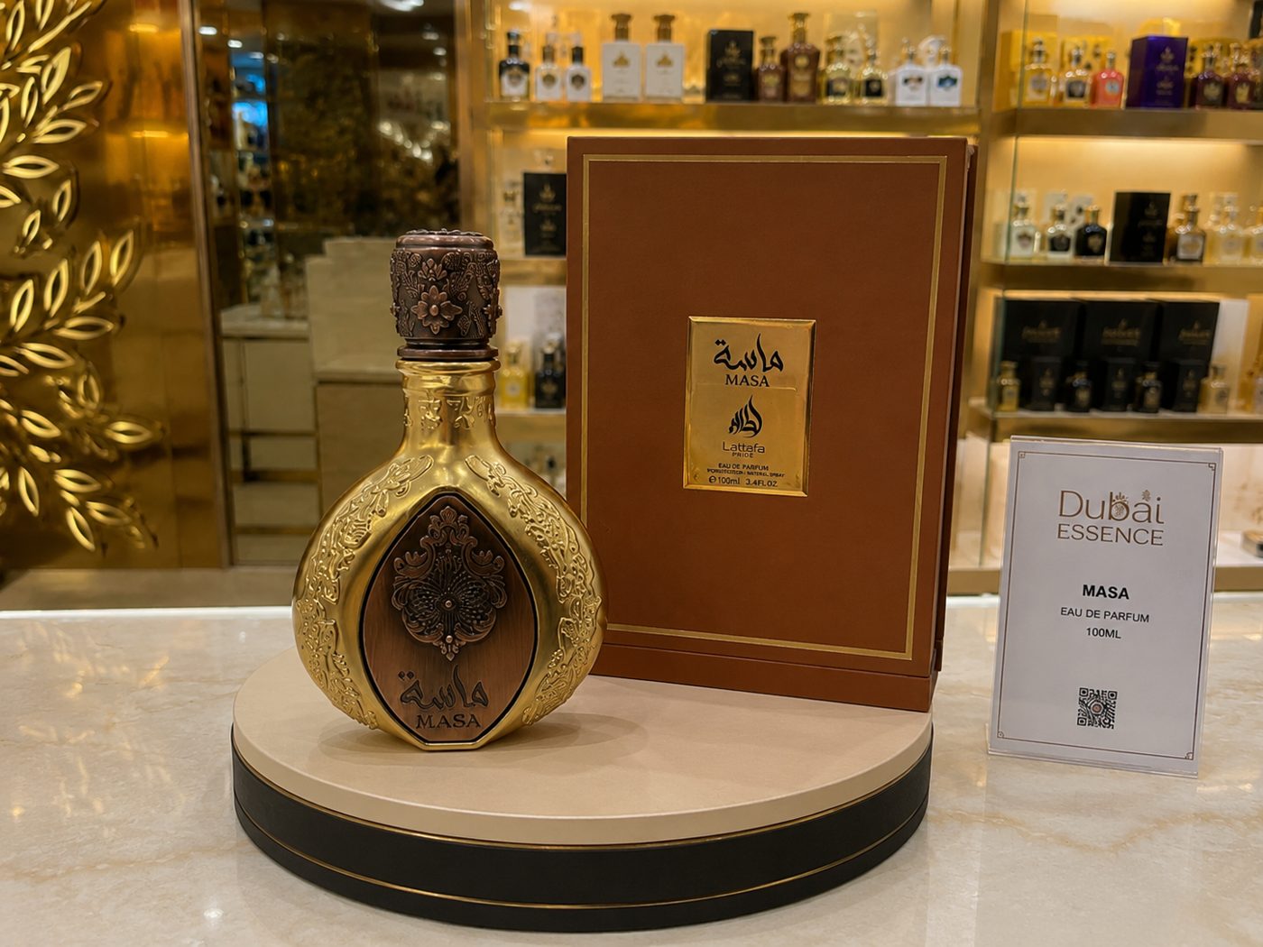 Perfume árabe em frasco âmbar exposto na prateleira iluminada da loja