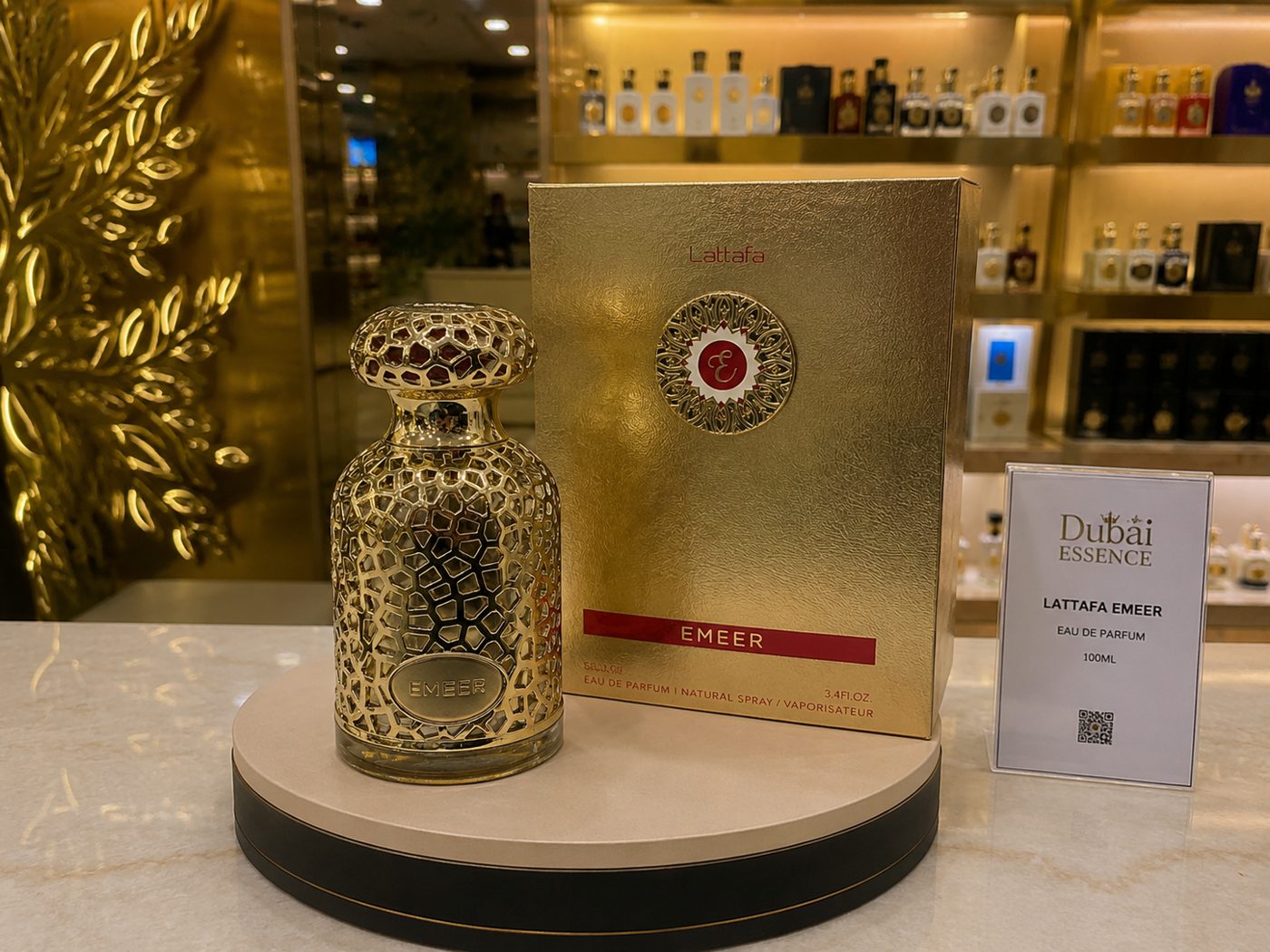 Frasco de perfume árabe sobre expositor com o cartão da Dubai Essence