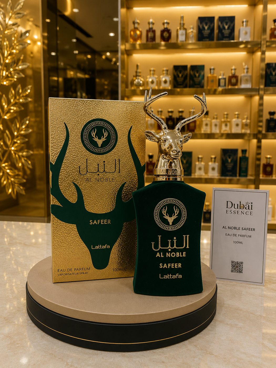 Perfume árabe Al Noble Safeer em frasco verde com caixa dourada exposto na loja Dubai Essence